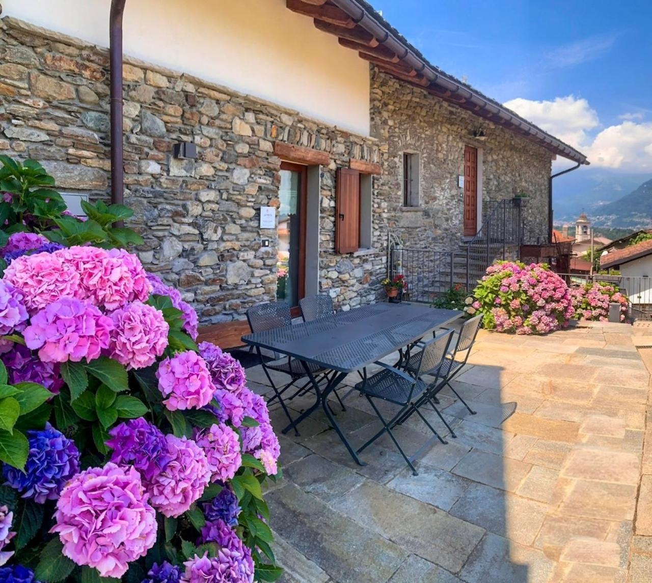 Villa La Volta - Molino Maufet Mühle - Patio on the garden Colico Exterior foto